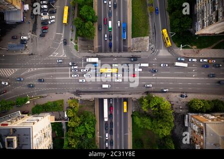 Traffico stradale con ingorgo su un cavalcavia dell'autostrada, vista dall'alto. Intersezione a due livelli di autostrade perpendicolari con il traffico sul ponte. Colpo drone. Foto Stock