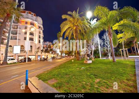 Cannes. Palm waterfront architectue nella città di Cannes vista serale, riviera francese, Alpes-Maritimes dipartimento di Francia Foto Stock