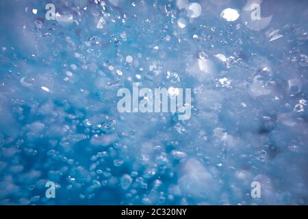 Belle onde d'acqua - spruzzi d'acqua in acqua blu pulita, acqua filtrata pulita pronta per bere Foto Stock