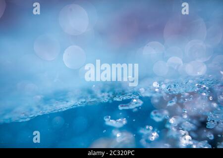 Belle onde d'acqua - spruzzi d'acqua in acqua blu pulita, acqua filtrata pulita pronta per bere Foto Stock