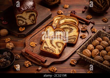 Pane dolce intrecciato appena sfornato con noci Foto Stock