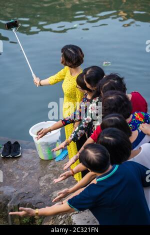 Famiglia cinese che scatta foto a Fenghuang Foto Stock