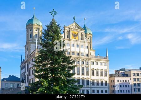 Albero di Natale al mercatino di natale nella città di Augusta Foto Stock