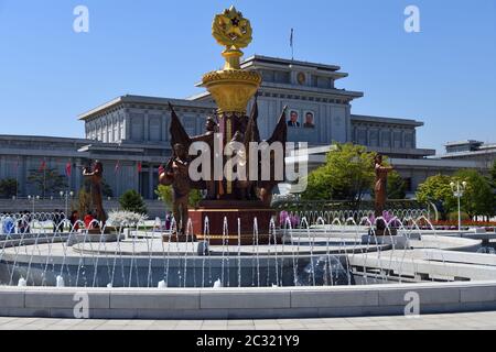 Pyongyang, Corea del Nord - 2 maggio 2019: Fontana con sculture di cantinelle con bandiere e musicisti nel parco del Kumsuyan Memorial Palace del Sun. Ma Foto Stock