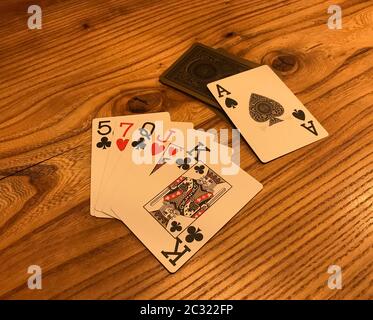 Vecchie carte da gioco su tavolo di legno. Poker Foto Stock