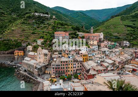 Vernazza è una delle cinque città che compongono la regione delle cinque Terre, in Liguria. Non ha traffico automobilistico, e rimane uno dei più veri 'fishi Foto Stock