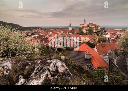 Città di Mikulov con il Castello di Mikulov nella Moravia meridionale, Repubblica Ceca Foto Stock