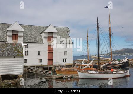 Alesund, NORVEGIA - 29 MAGGIO 2017: Edifici architettura Jugendstil (o meglio conosciuto come Art Nouveau). La città di Alesund in Norvegia è stata completamente ricostruita Foto Stock