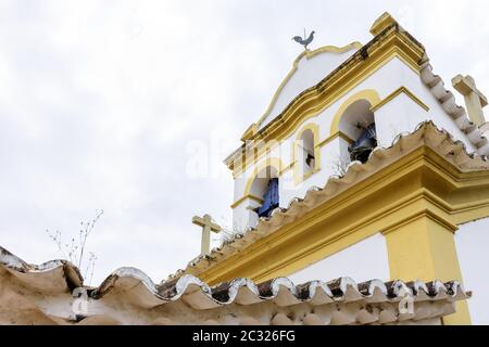 Antica chiesa cattolica in stile coloniale del 18 ° secolo Foto Stock