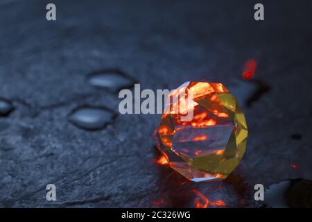 Tagliare rosso cristallo illuminato su ardesia blu Foto Stock