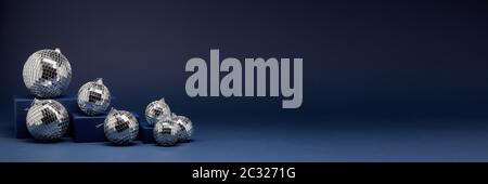 Composizione astratta con figure geometriche blu e palline mirorr su sfondo blu scuro con spazio di copia. Per la progettazione di pubblicità, web design. C Foto Stock
