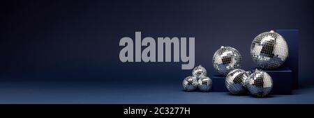 Composizione astratta con figure geometriche blu e palline mirorr su sfondo blu scuro con spazio di copia. Per la progettazione di pubblicità, web design. C Foto Stock