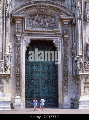 Porta centrale in bronzo sulla facciata del Duomo di Milano, Piazza del Duomo, Milano, Regione Lombardia, Italia Foto Stock