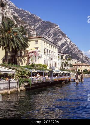 Hotel ristorante sulle sponde del Lago di Garda, Sirmione, Provincia di Brescia, Regione Lombardia, Italia Foto Stock