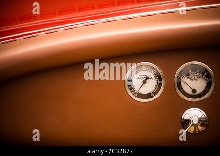 Colore immagine ravvicinata di una temperatura del liquido di raffreddamento e gli indicatori di livello di carburante su un vintage cruscotto dell'automobile. Foto Stock