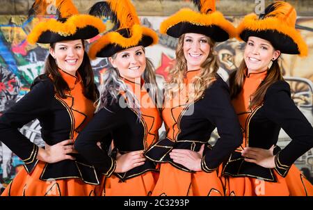 Allegro gruppo folcloristico tedesco che balla al Carnevale che si svolge il lunedì delle rose Foto Stock