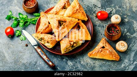 Kurnik, torta russa farcita con pollo e funghi. Cucina russa Foto Stock