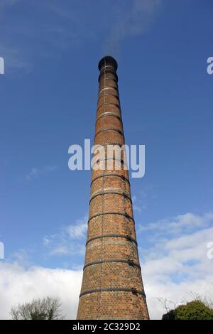 Costruito in mattoni, grande ciminiera. Collegati a pompe di acqua e caldaie in un sistema di canali. Questo patrimonio camino è lavorare la combustione di carbone. Foto Stock