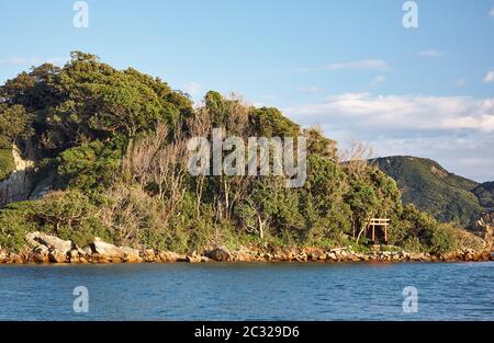 La costa vicino a Kushimoto con i torii del santuario Shinto. Prefettura di Wakayama. Honshu. Giappone Foto Stock