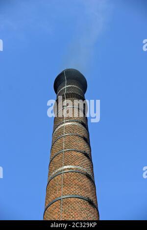 Costruito in mattoni, grande ciminiera. Collegati a pompe di acqua e caldaie in un sistema di canali. Questo patrimonio camino è lavorare la combustione di carbone. Foto Stock