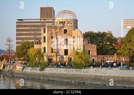 Bomba atomica cupola sulla riva del fiume Ota. Hiroshima. Giappone Foto Stock