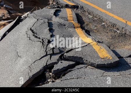 Alluvione danneggiato strada vicino Sanford, MI, USA, 11 giugno 2020, originale diga Breech e inondazioni avvenuto 20 maggio 2020, da James D Coppinger / Dembinsky Photo Foto Stock