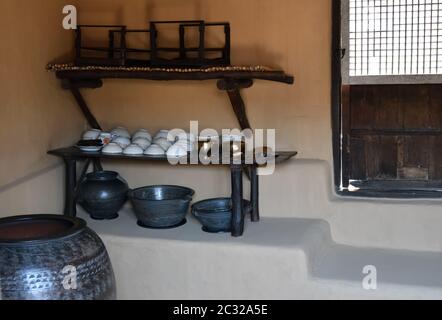 Pyongyang, Corea del Nord - 2 maggio 2019: Antiche caraffe e casalinghe a Mangyongdae è il villaggio dove nacque Kim il Sung. Fu il primo leader di Foto Stock