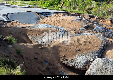 Alluvione danneggiato strada vicino Sanford, MI, USA, 11 giugno 2020, originale diga Breech e inondazioni avvenuto 20 maggio 2020, da James D Coppinger / Dembinsky Photo Foto Stock