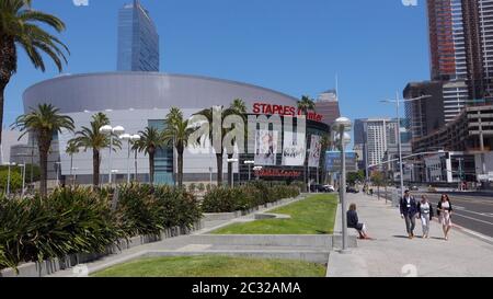 La gente cammina vicino allo Staples Center nel centro di Los Angeles Foto Stock