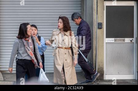 Un gruppo di donne giapponesi che attraversano la strada, Kyoto, Giappone Foto Stock