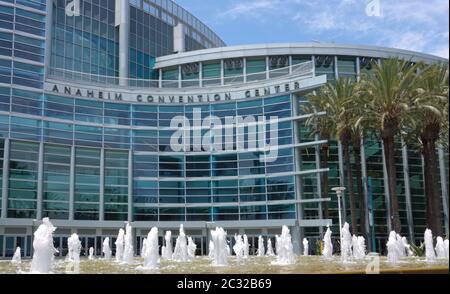 Vista dell'ingresso principale del Centro Congressi di Anaheim con fontana e palme Foto Stock