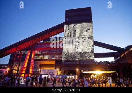 Proiezione di fronte al Museo Ruhr  LW AT  , Zeche Zollverein, Essen, Ruhr, Germania, Europa Foto Stock