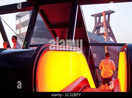 Passerella illuminata con la cornice della testa dello Zeche Zollverein Schacht XII, Essen, Germania, Europa Foto Stock