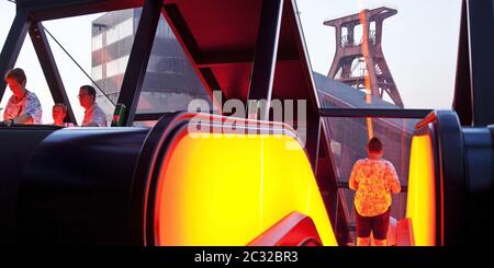 Passerella illuminata con la cornice della testa dello Zeche Zollverein Schacht XII, Essen, Germania, Europa Foto Stock