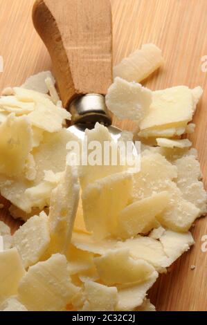Primo piano il parmigiano con il caratteristico coltello Foto Stock