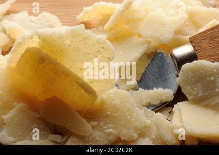 Primo piano il parmigiano con il caratteristico coltello Foto Stock