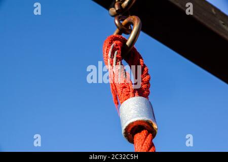 Dettaglio dell'estremità della fune ancorata nei ganci. Foto Stock