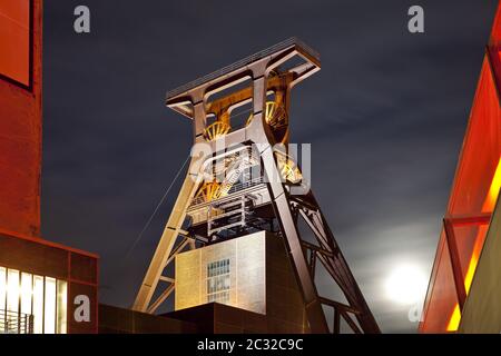 Zeche Zollverein miniera di carbone albero XII con telaio, illuminato di notte, Essen, Germania, Europa Foto Stock