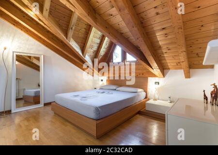 Accogliente camera da letto in stile italiano Foto Stock