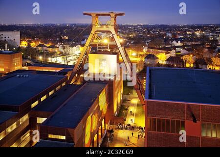 Zeche Zollverein miniera di carbone albero XII con telaio, illuminato di notte, Essen, Germania, Europa Foto Stock