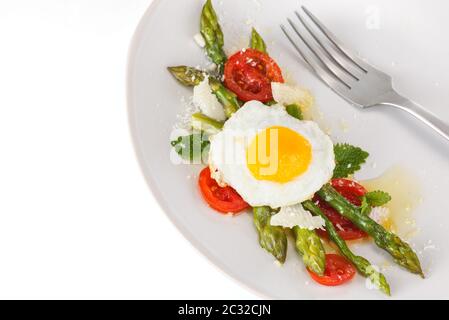 Cibo italiano: Piatto conservato con asparagi e uova fritte.[ Foto Stock