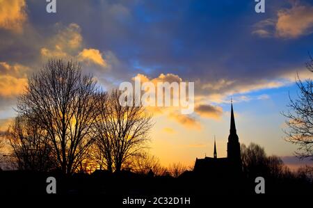 Colorato tramonto sulla chiesa, Francoforte Foto Stock