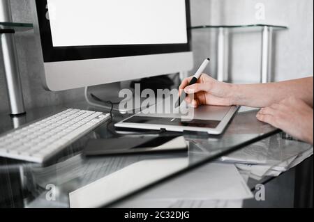 Luogo di lavoro di fotografo o designer grafico. Il designer creativo lavora con il laptop con il tablet grafico. Foto Stock