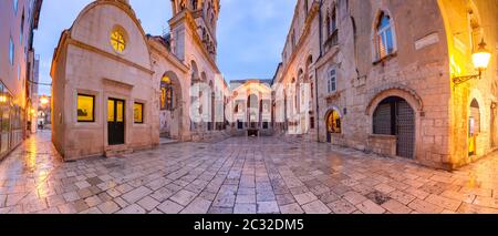 Vista panoramica del Peristilio, piazza centrale all'interno di Palazzo Diocleziano nella Città Vecchia di Spalato, la seconda città più grande della Croazia al mattino Foto Stock