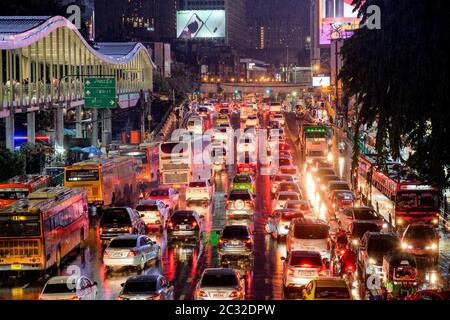 Bangkok-Thailandia 5 SETTEMBRE 2018: Ingorgo stradale su Ratchadamri Rd, dall'incrocio di Pratunam in serata dopo il lavoro e le piogge Foto Stock
