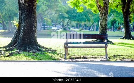Panca verde vuota è posta sul parco pubblico Foto Stock