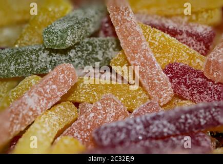 bastoncini di agrodolce in gomma di frutta ricoperta di zucchero Foto Stock