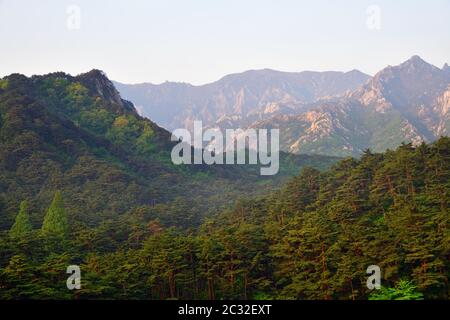 Scenario della Corea del Nord. Le montagne Diamond all'alba Foto Stock