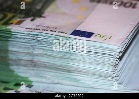 diverse migliaia di euro in banconote, banconote in mazzo Foto Stock