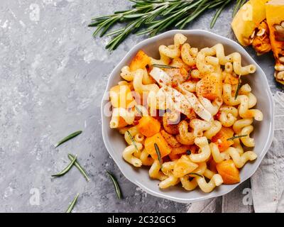 Fusilli con zucca, rosmarino e brie Foto Stock